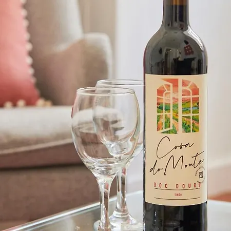 Sunny Pink Street Historical Apt, By Timecooler *