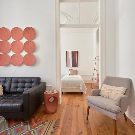 Sunny Pink Street Historical Apt, By Timecooler * Лиссабон