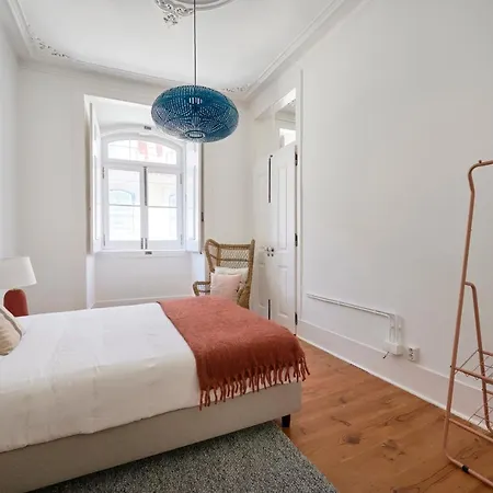 Sunny Pink Street Historical Apt, By Timecooler Лиссабон