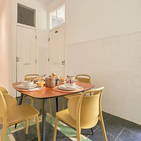 Sunny Pink Street Historical Apt, By Timecooler Лиссабон