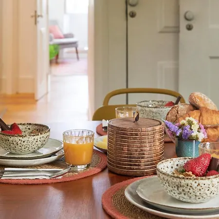 Sunny Pink Street Historical Apt, By Timecooler *