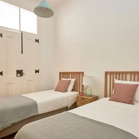 Sunny Pink Street Historical Apt, By Timecooler * Lisboa