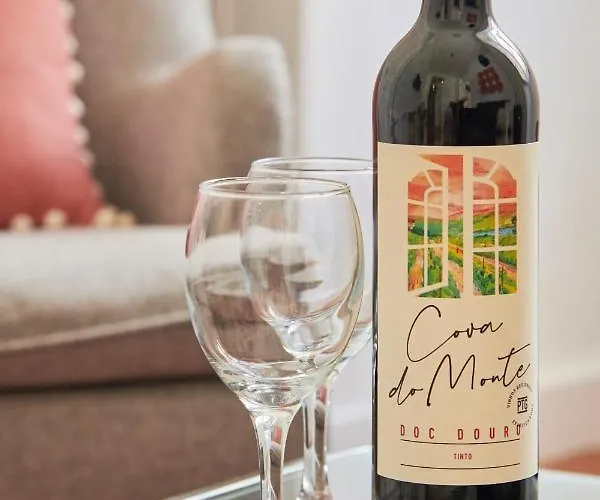 Sunny Pink Street Historical Apt, By Timecooler *