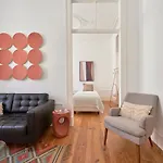 Sunny Pink Street Historical Apt, By Timecooler * Лиссабон
