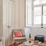 Sunny Pink Street Historical Apt, By Timecooler Лиссабон