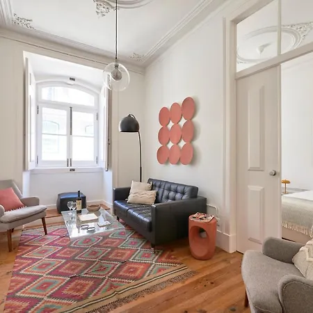 Sunny Pink Street Historical Apt, By Timecooler * Лиссабон